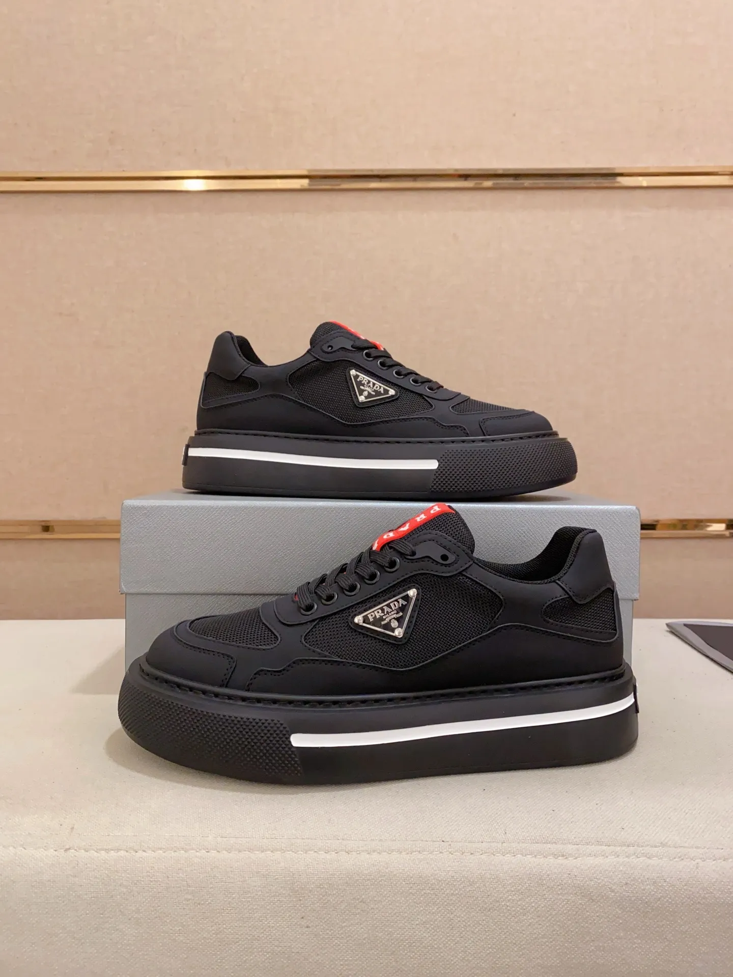 Men's shoes 💰 580💰 ✔️✔️✔️Higher version High-quality new PRADA (Prada) counters are launched simultaneously, new men's shoes, 😘fabrics are selected from breathable fly weave fabrics. Lining: Imported cowhide leather lining. 👍🏿High-end☄️Open-molded non-slip rubber outsole, exquisite lines, simple and elegant, comfortable and high-end for leisure travel. Number of yards: 38 to 44.